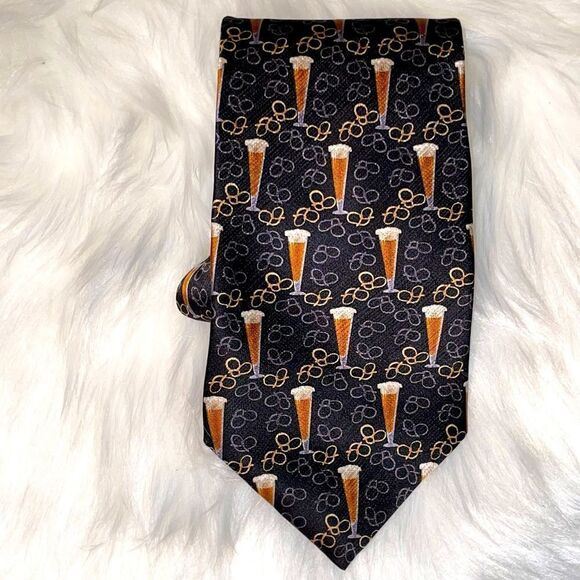 Beer & Pretzel Octoberfest Men’s Neck Tie - Picture 1 of 7